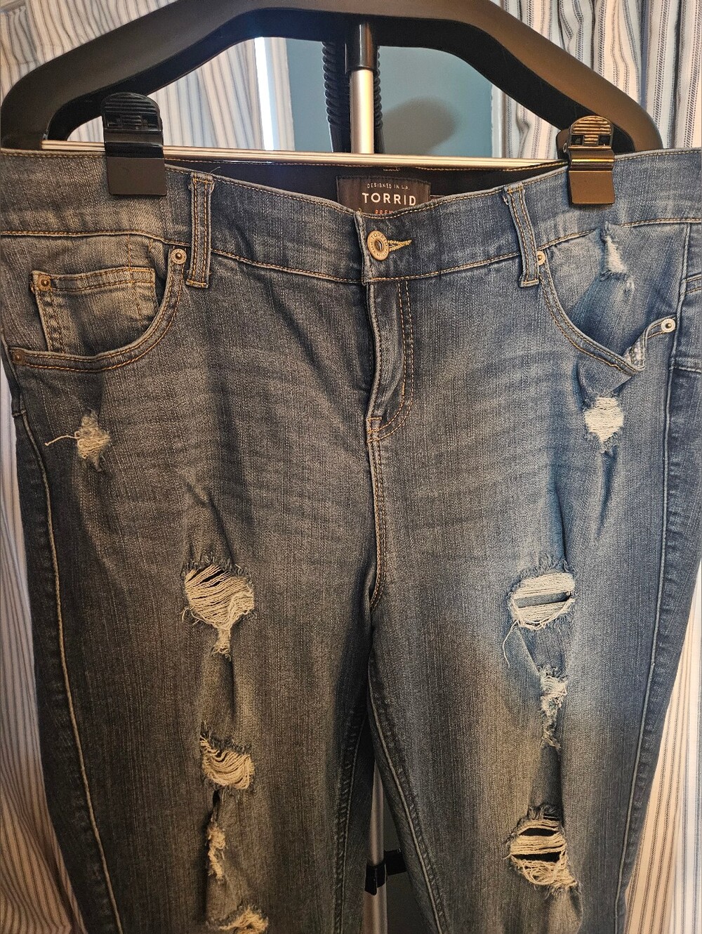 Torrid Bombshell premium Skinny - Picture 2 of 5